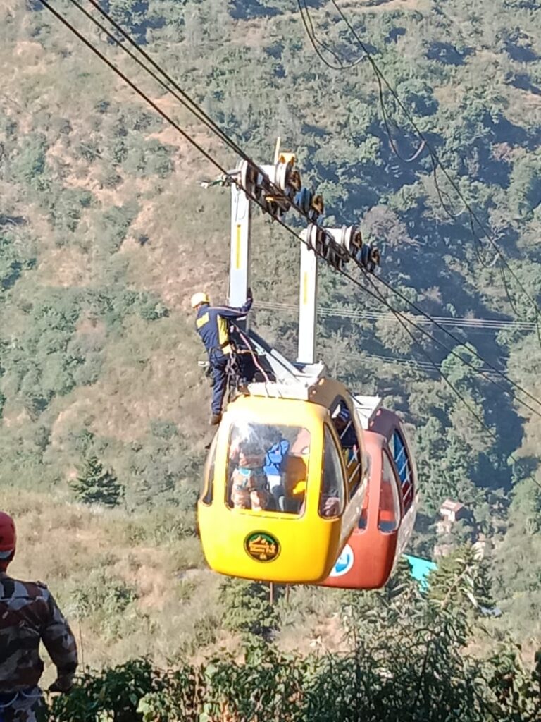 SDRF ने भट्टा फॉल रोपवे, मसूरी में किया मॉक अभ्यास।