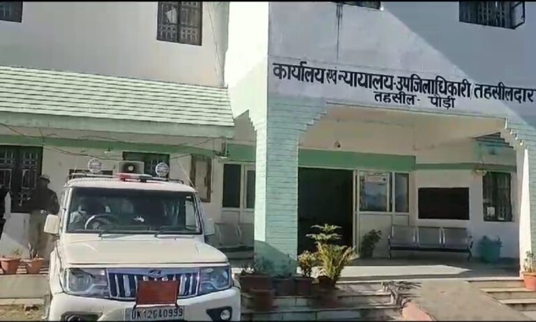 ब्लैकमेलर के चंगुल में फंसी महिला को गवाने पड़े गहने।