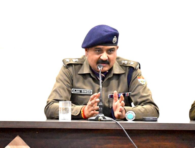 विभिन्न थाना क्षेत्रों में आपसी सौहार्द पूर्ण वातावरण बनाये रखने हेतु विभिन्न समुदायों के सदस्यों तथा जनप्रतिनिधियों के साथ किया गया बैठक का आयोजन।