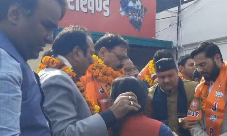 सैकड़ों की संख्या में नेता व कार्यकर्ताओं ने हाथ का साथ छोड़ कमल का दामन थामा ।