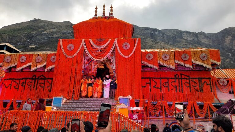 भू-बैकुंठ बदरीनाथ धाम के खुले कपाट हजारों श्रद्धालु बने पावन अवसर के साक्षी।