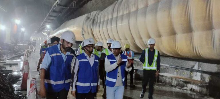 सचिव वित्त, दिलीप जावलकर ने जनपद भ्रमण के दौरान देवप्रयाग के सौड़ में रेलवे के निर्माणाधीन कार्यो का स्थलीय निरीक्षण व निर्माणदायी संस्था के अधिकारियों के साथ निर्माण कार्यो को लेकर प्रगति की समीक्षा की