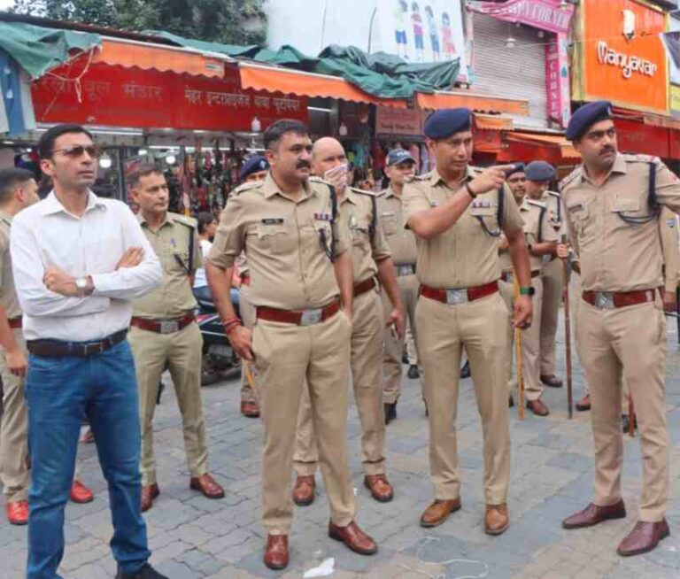 शहर की यातायात व्यवस्था का जायजा लेने ग्राउंड जीरो पर उतरे डीएम तथा एसएसपी देहरादून