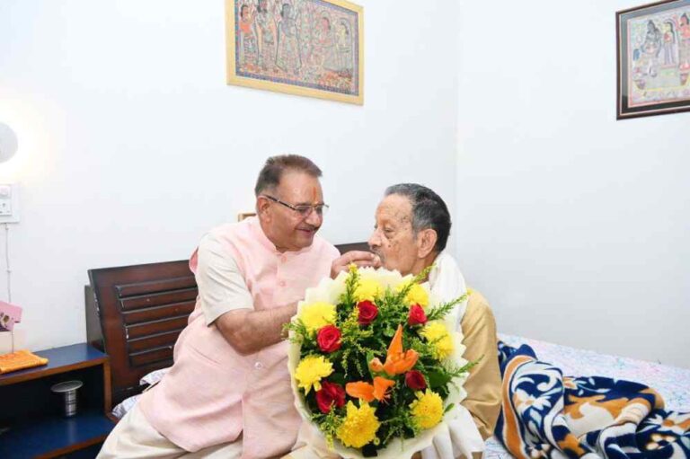 पूर्व मुख्यमंत्री भुवन चंद्र खंडूड़ी के जन्मदिवस पर उन्हें मिठाई खिलाते कैबिनेट मंत्री गणेश जोशी