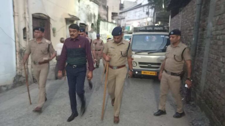 त्यौहारी सीजन के दृष्टिगत पुलिस व्यवस्थाओं का जायजा लेने एसएसपी देहरादून स्वयं उतरे सडकों पर