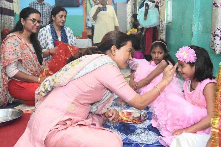 महिला एवं बाल विकास मंत्री रेखा आर्या ने देहरादून के राजकीय शिशु एवं बालिका निकेतन में किया कन्या पूजन