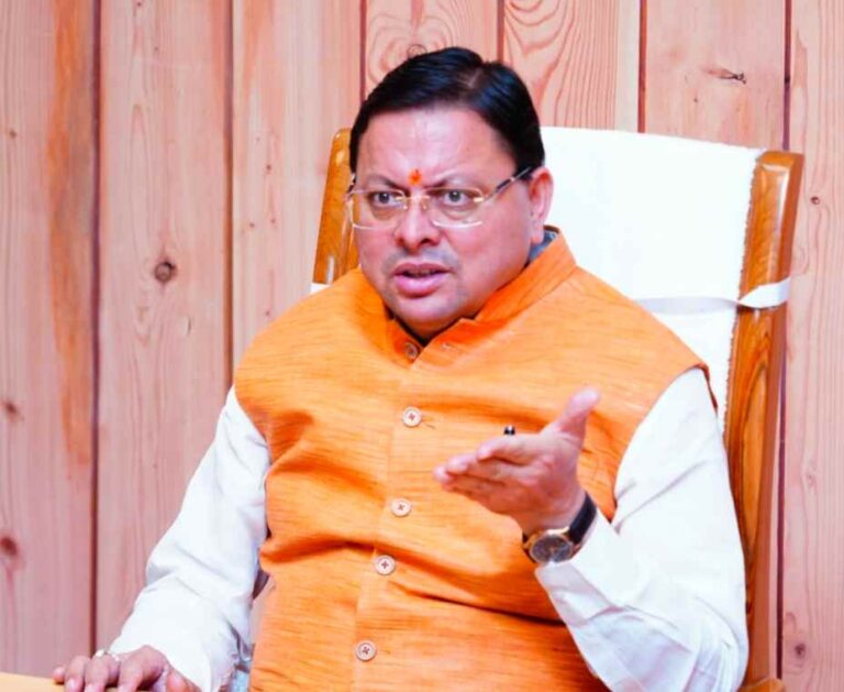 मुख्यमंत्री ने कहा कि सड़क दुर्घटनाओं की प्रभावी रोकथाम के लिए सड़क दुर्घटना सुरक्षा नियमावली बनाने के लिए अधिकारियों को समिति बनाने और इसमें विशेषज्ञों एवं अनुभवी लोगों शामिल करने के निर्देश दिए