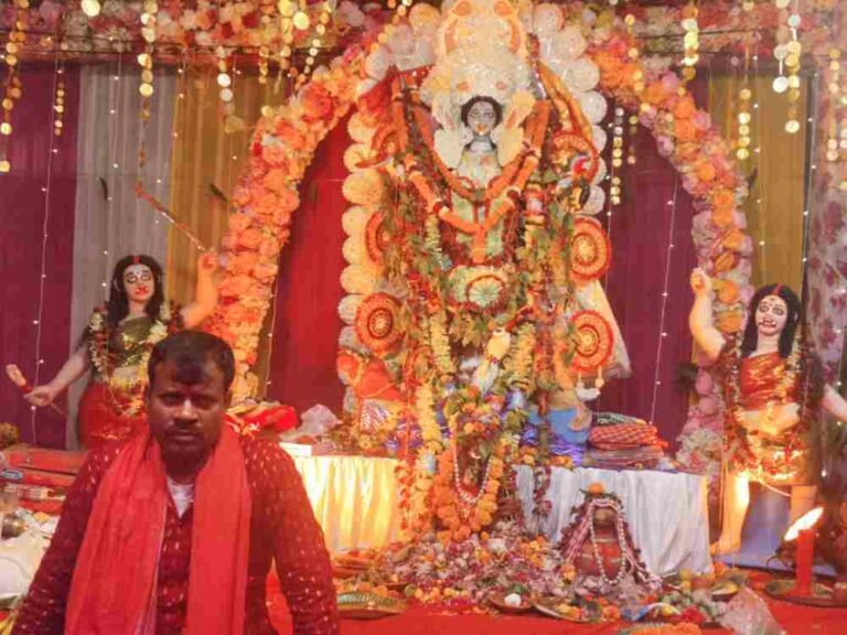 कोलकता की पौराणिक परंपरा अनुसार हुई माँ काली की मूर्ति स्थापित:काली पूजा