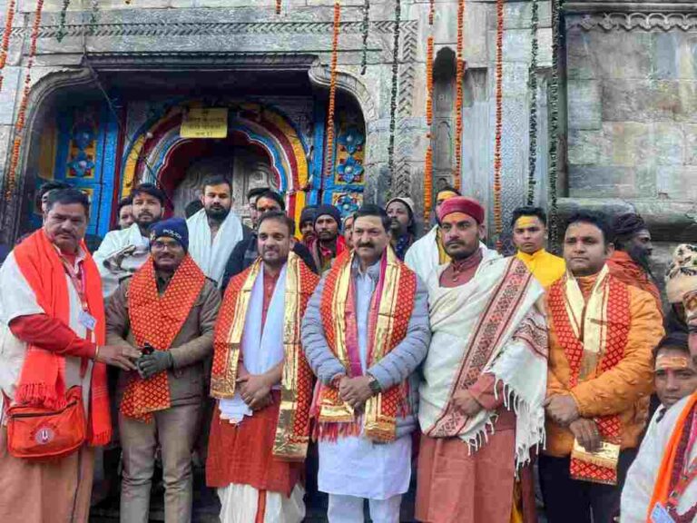 श्री केदारनाथ यात्रा के समापन अवसर पर बीकेटीसी अध्यक्ष सहित जिलाधिकारी को किया सम्मानित।