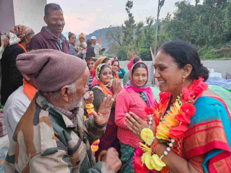 भाजपा प्रत्याशी आशा नौटियाल ने गांवों में पहुंचकर जनसपंर्क किया वोट देने की अपील