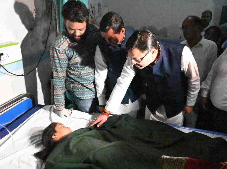 सीएम धामी ने बस दुर्घटना के तुरंत बाद रामनगर पहुचकर घायलों का जाना हालचाल।