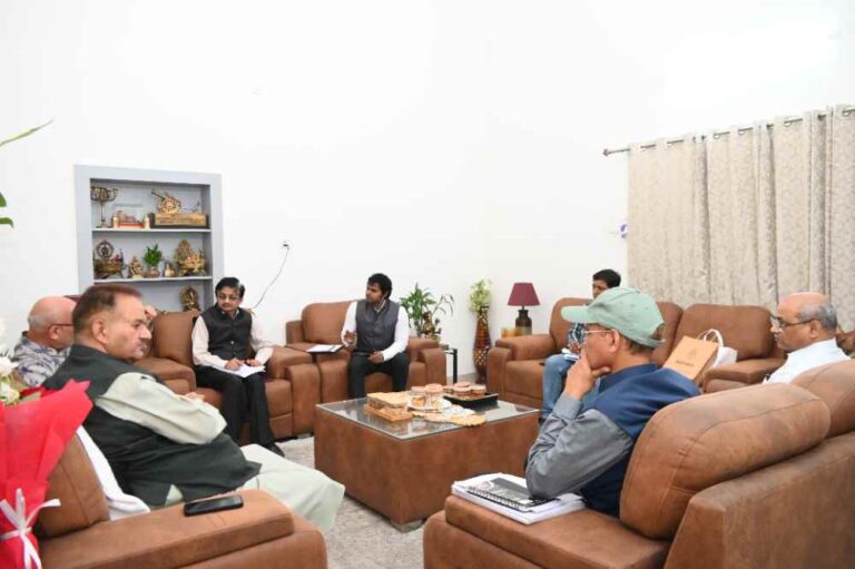 किसानों को दिए जाने वाले कृषि यंत्र पैनल संस्थान में बाजार से अधिक मूल्य पर किसान को दिए जाने के प्रकरण का तत्काल संज्ञान लेते हुए कृषि मंत्री गणेश जोशी।