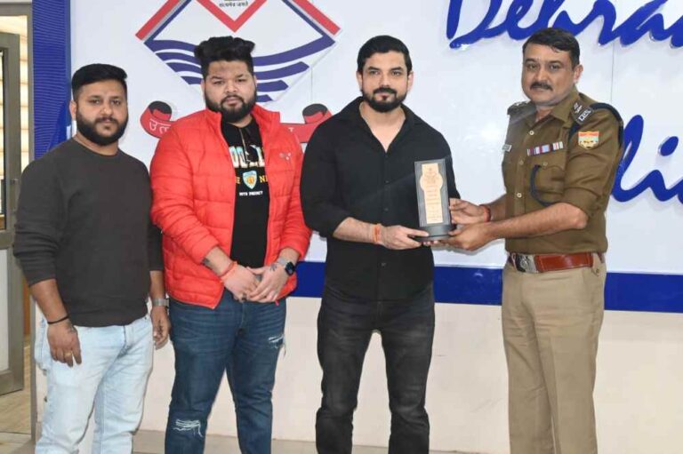 दुर्घटना में घायल युवक की सहायता के लिये आगे आने वाले नौजवान युवक को दून पुलिस ने किया सम्मानित