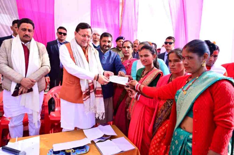 गैरसैंण के एतिहासिक गांव सारकोट पहुंच कर मुख्यमंत्री श्री पुष्कर सिंह धामी ने सुनी जन समस्याएं, गांव के विकास के लिए की घोषणाएं।