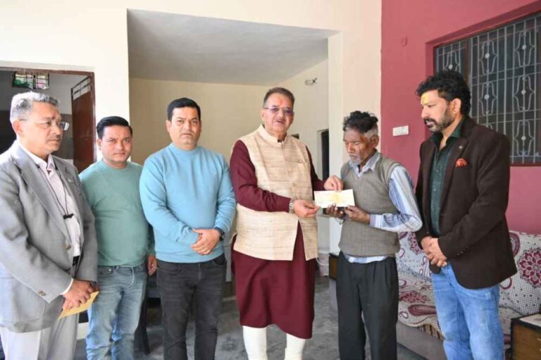 सड़क हादसे में मृतक उपनल कर्मचारी तसलीम अहमद के आवास पहुंचकर उनके आश्रितों को रुपए एक लाख का चैक सौंपते सैनिक कल्याण मंत्री गणेश जोशी