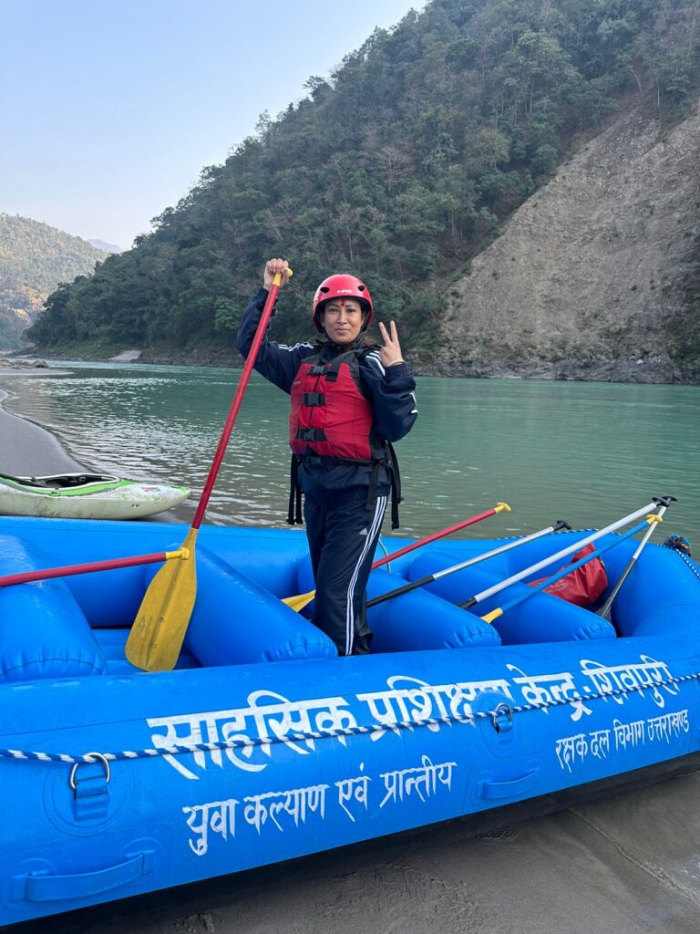 खेल मंत्री रेखा आर्या ने ख़ुद राफ्टिंग कर राष्ट्रीय खेलों की तैयारी का किया निरीक्षण