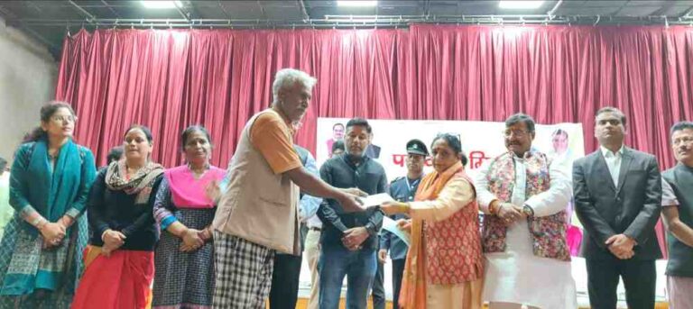 उत्तराखंड विधानसभा अध्यक्ष ने नगर निगम के 245 पर्यावरण मित्रों को आर्थिक सहायता के चैक वितरण किए