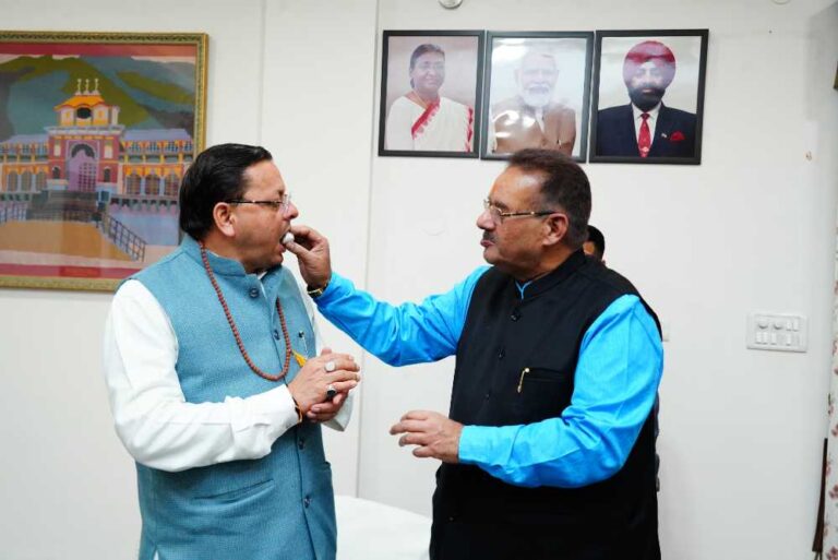 केदारनाथ जीत पर मुख्यमंत्री पुष्कर सिंह धामी को बधाई देते कृषि मंत्री गणेश जोशी