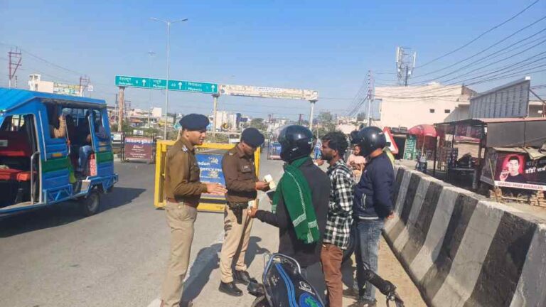 यातायात के नियमों का उल्लघंन करने वालों को दून पुलिस ने पढाया कानून का पाठ।