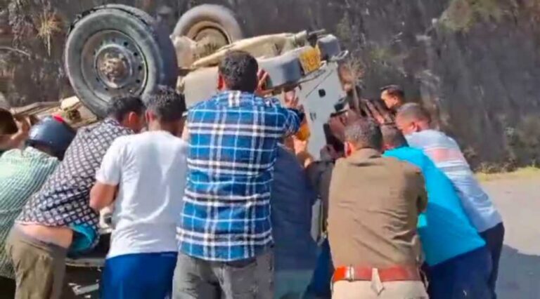 मैक्स दुर्घटना में एक की मौत,11लोग घायल।