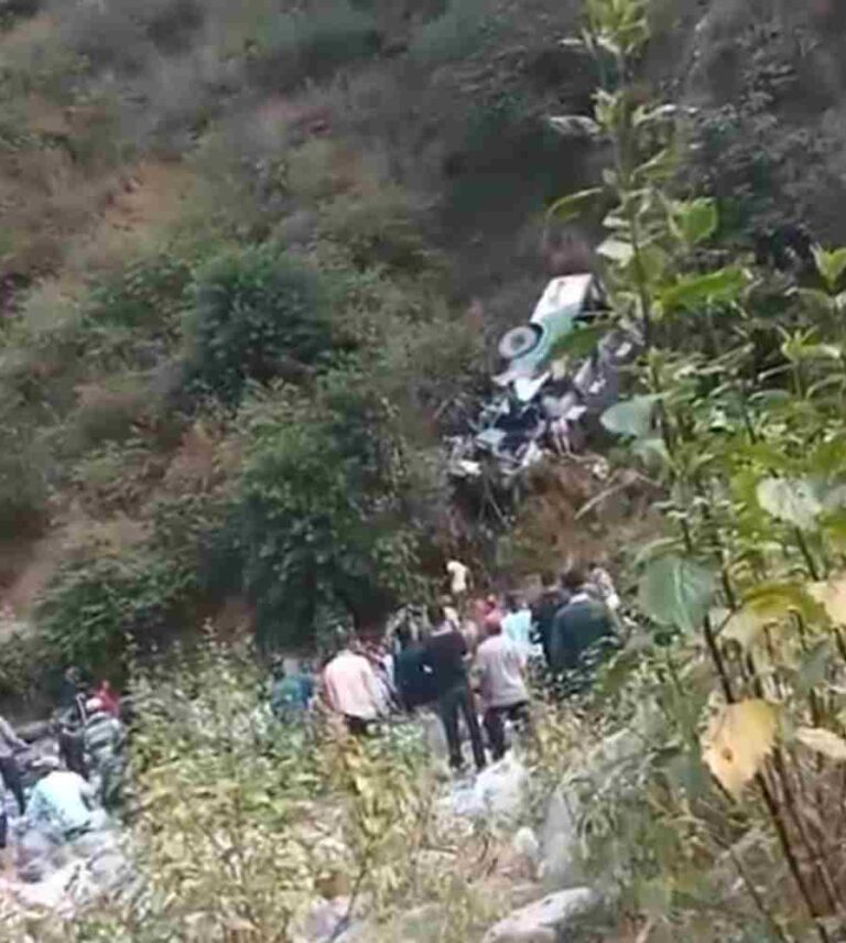 उत्तराखंड के अल्मोड़ा में बड़ा सड़क हादसा हुआ, मार्चुला के पास एक बस खाई में गिरी सूत्रों के मुताबिक हादसे में 25 से ज्यादा लोगों की मौत की खबर।