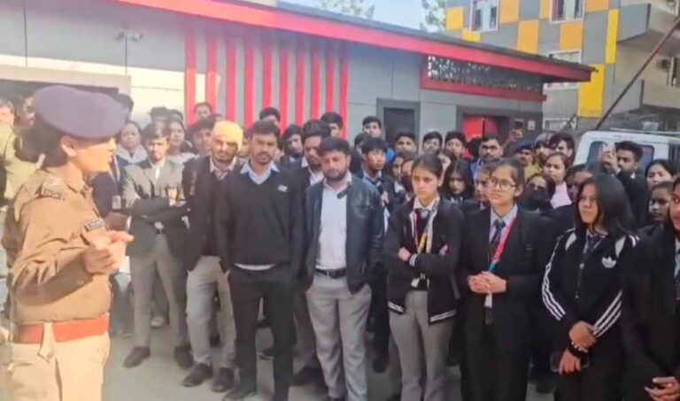 स्कूल कॉलेज में बिना हेल्मेट के आने जाने वाले स्टूडेंट्स का campus गेट पर होगा चालान।