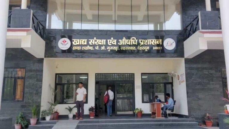 देहरादून के सहसपुर में फूड लाइसेंस की आड़ में दवा बना रही फैक्ट्री पकड़ी, 03 आरोपी गिरफ्तार, 02 फरार