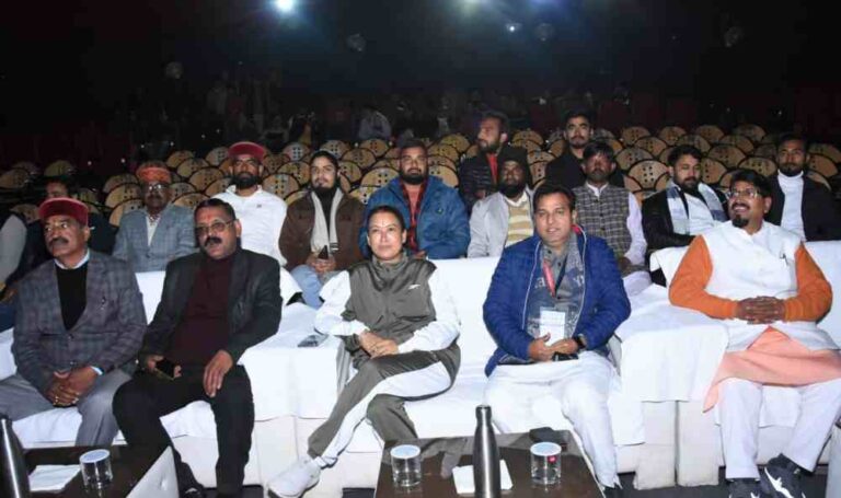 मंत्री रेखा आर्या ने टिहरी में कार्यकर्ताओं संग देखी ‘’ द साबरमती रिपोर्ट ‘’