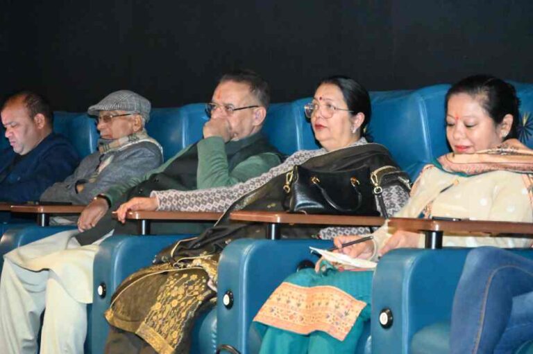 भाजपा पार्टी कार्यकर्ताओं के साथ “द साबरमती रिपोर्ट” फिल्म का अवलोकन करते कैबिनेट मंत्री गणेश जोशी।