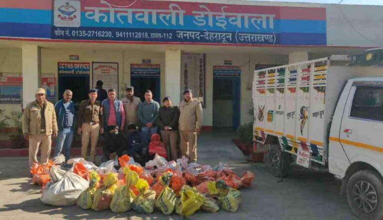 कूड़ा बीनते – बीनते लाखो के माल पर किया हाथ साफ