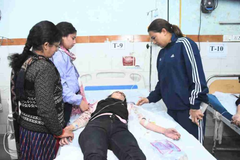 रेखा आर्या ने भीमताल अल्मोड़ा हाइवे पर हुए बस हादसे के घायलों का हाल-चाल जाना