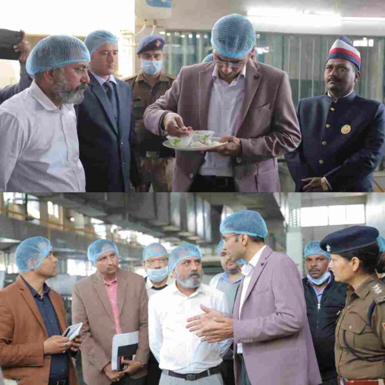 डीएम देहरादून ने अक्षय पात्र में बन रहे खाने को चखा और दिए निर्देश