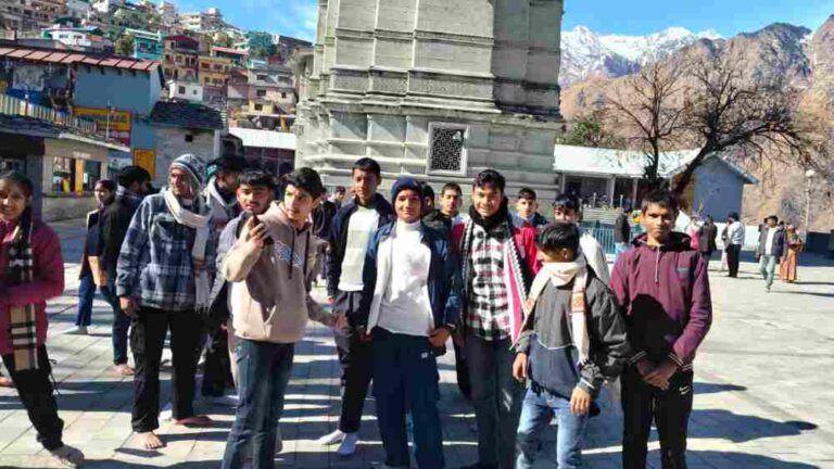 नए साल पर नृसिंह मंदिर में उमड़ी श्रद्धालुओं की भीड़