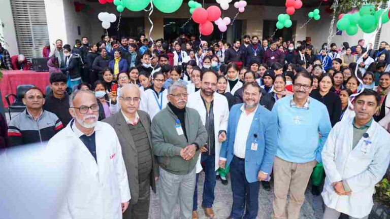श्री महंत इन्दिरेश अस्पताल में डाॅक्टरों व स्टाफ ने किया नववर्ष का जोरदार स्वागत