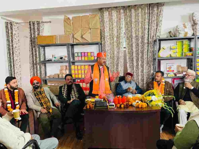 भाजपा प्रत्याशी सौरभ थपलियाल के समर्थन में भाजपा विधायकों द्वारा किया गया जनसंपर्क