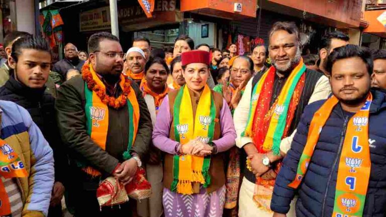 भाजपा के महानगर अध्यक्ष सिद्धार्थ अग्रवाल ने घर-घर जाकर वोट कीअपील की