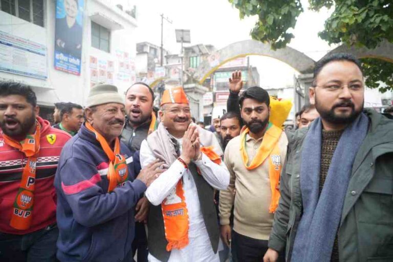 भाजपा महापौर प्रत्याशी सौरभ थपलियाल ने चुनावी रणभूमि में पकड़ी रफ्तार