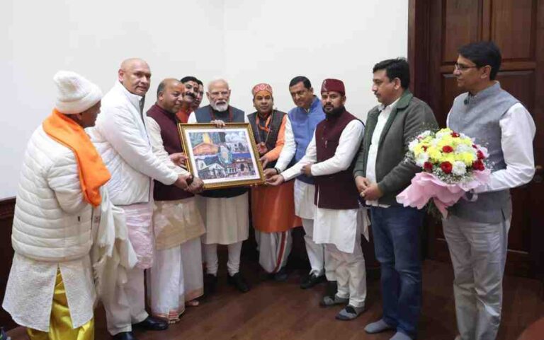 उत्तराखंड के चारों धामों के पुरोहितों के साथ अनिल बलूनी ने प्रधानमंत्री से की भेंट