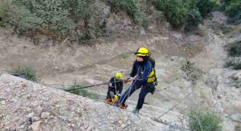 एसडीआरएफ का साहसिक रेस्क्यू: 150 मीटर गहरी खाई में गिरे ट्रक से दो घायलों को सुरक्षित निकाला