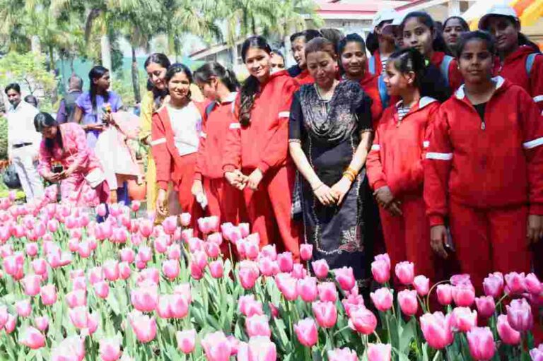 विभागीय मंत्री होने के नाते मैं ही इन बच्चों की अभिभावक:-रेखा आर्या