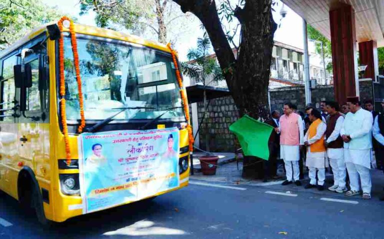 उत्तरकाशी के 15 उत्कृष्ट विद्यालयों को मिली बसों की सौगात, सीएम धामी ने दिखाई हरी झंडी