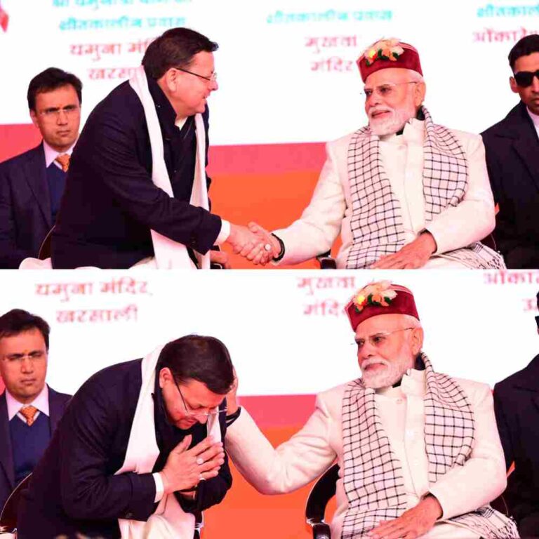 हाथ मिलाकर, पीठ थपथपाकर सीएम को दी शाबाशी