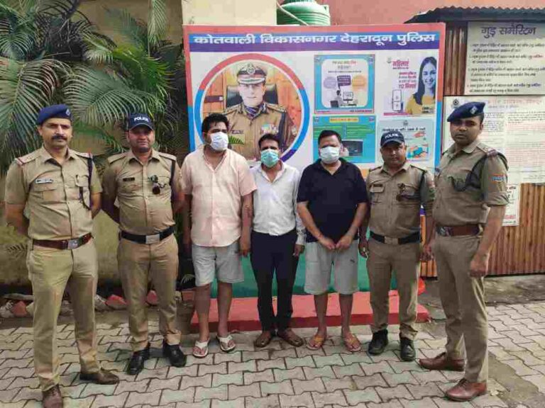 सांप की अंतरराष्ट्रीय बाजार में कीमत लगभग 01 करोड़ दून पुलिस ने तीन अभियुक्तों को किया गिरफ्तार