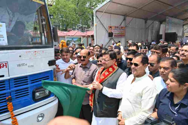 मुख्यमंत्री ने श्रद्धालुओं को चारधाम यात्रा के लिए ले जा रही 10 बसों को हरी झंडी दिखाकर रवाना किया।
