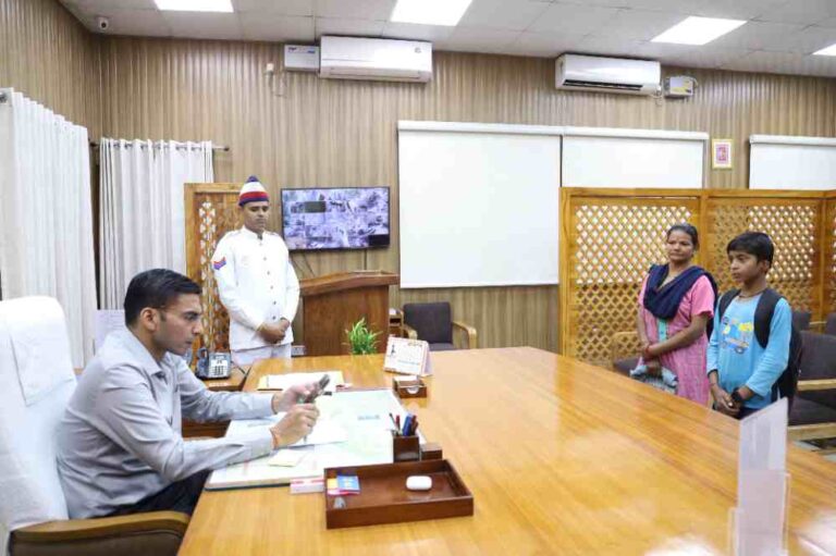 डीएम सविन बंसल एक पहल और विधवा मॉ के बेटे कृष्णा को दिलवाया स्कूल में दाखिला