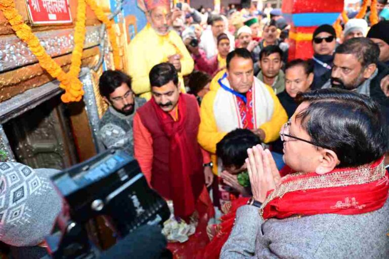 बदरीनाथ धाम के कपाट रविवार को विधि विधान के साथ सुबह 6 बजे वैदिक मंत्रोच्चार के साथ ग्रीष्मकाल के लिए खोल दिए गए हैं।