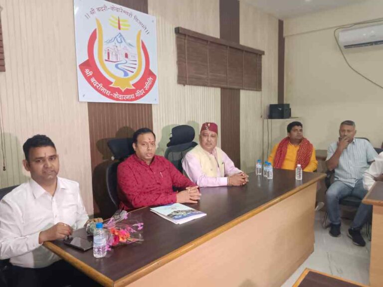 नव‌नियुक्त बीकेटीसी अध्यक्ष हेमंत द्विवेदी तथा उपाध्यक्ष विजय कपरवाण ने कार्यभार ग्रहण किया