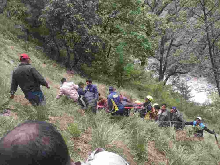 उत्तरकाशी के गंगनानी के पास हेलीकॉप्टर क्रैश, 6 लोगों की मौत