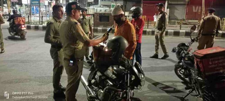 रात्रि में डिलीवरी बॉयज के सत्यापन हेतु दून पुलिस ने चलाया अभियान