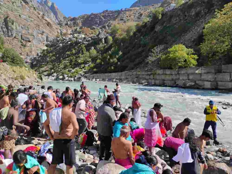 माणा गांव में शुरु हुआ पुष्कर कुंभ, दक्षिण भारत के श्रद्धालुओं ने लगाई आस्था की डुबकी